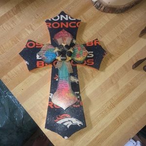 Broncos Cross ✨